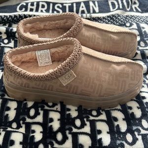 UGG TASMAN GRAPHIC MONOGRAM SIZE 7